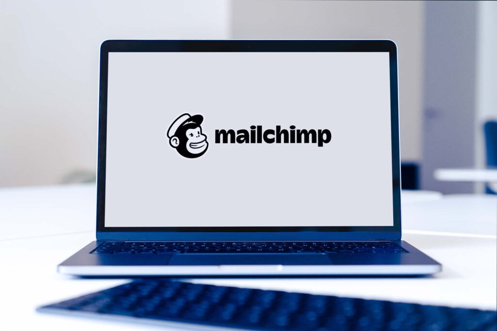 Newsletter Marketing - Laptop mit Mailchimp Logo
